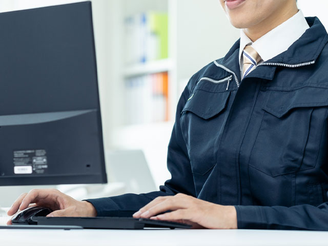 事務所で働く男性