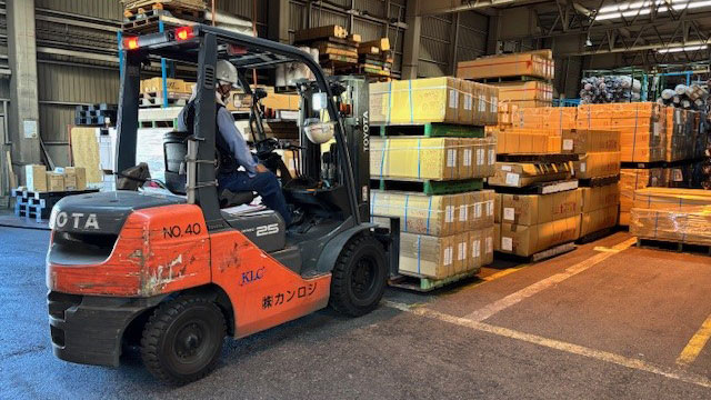荷物を持ち運ぶフォークリフト