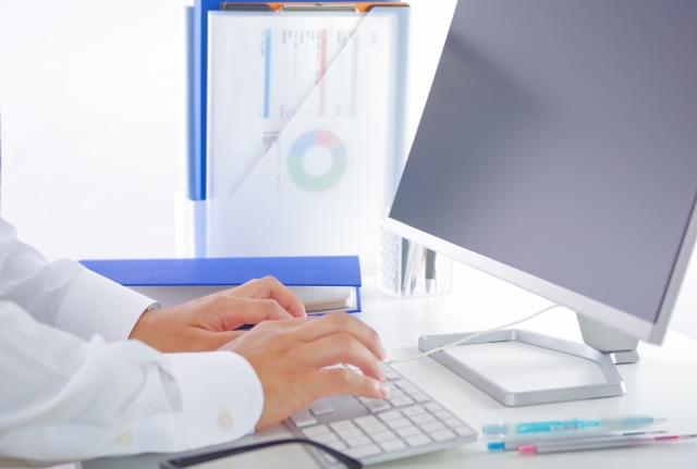 貿易事務スタッフの手元