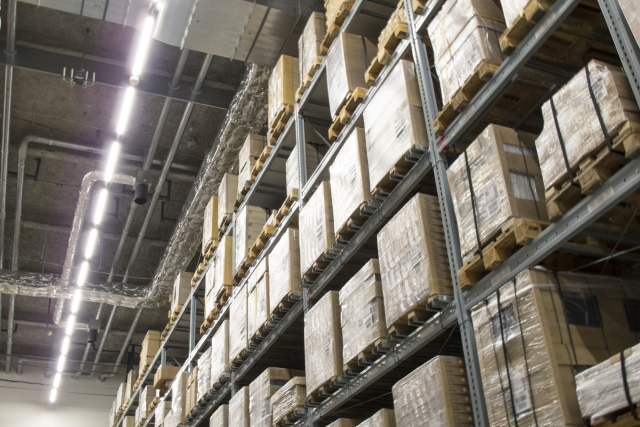 倉庫に積まれた荷物