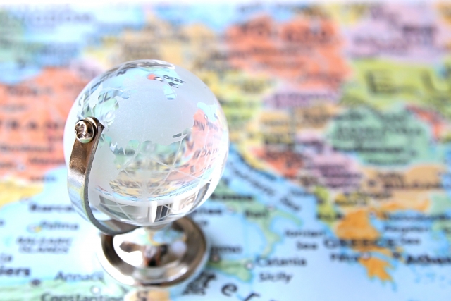 地球儀と世界地図