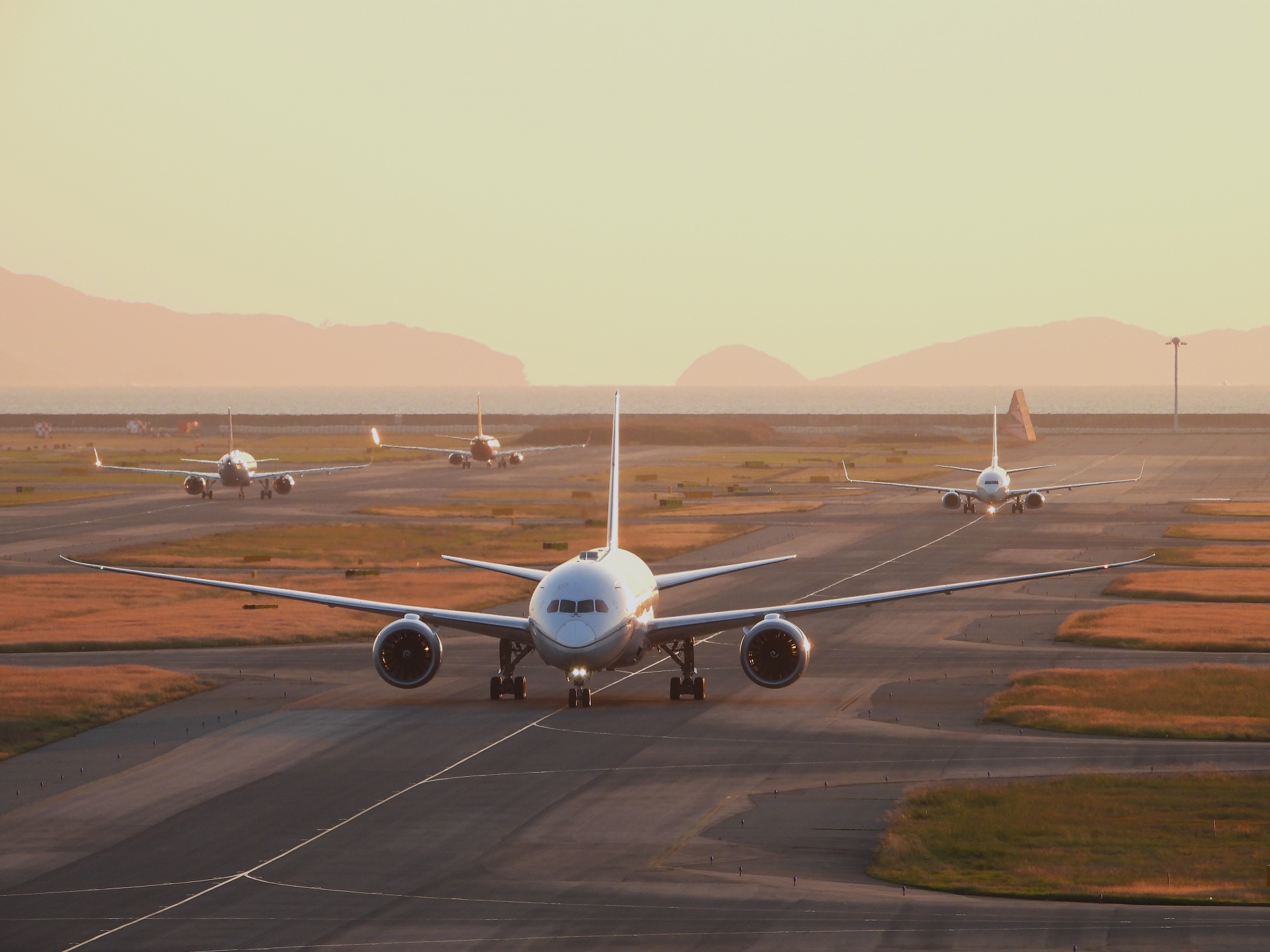 空港の滑走路と飛行機